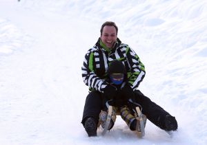 01-01-2009 SHOWBIZZ; WINTERSPORT VAKANTIE VOOR DE VIJF BAUERS IN OOSTENRIJK. De laatste vakantie voor de BAUERS met ze vijven op wintersport in Oostenrijk. Genieten van het prachtige doch erg koude weer, genieten van het plezier wat hun kinderen beleefden in de metershoge sneeuw  en lekker uitslapen, de ultieme vakantie voor de Bauers. Het was de eerste keer dat ze met de familie richting de sneeuw gingen en absoluut niet de laatste zo vertelde Frans. Hun vakantie werd echter op 29 Dec. afgebroken omdat Frans jr. ziek werd en deskundige medische hulp nodig had, het was voor Frans en Mariska inpakken en naar Nederland terug te rijden. Frans Jr lijdt aan Pseudo Kroup dat is een ontsteking aan de luchtwegen. Eenmaal terug in Nederland werd toch uitbundig de verjaardag van Frans gevierd die 30 dec jarig was. De foto serie van de Bauers weerspiegelen het plezier wat ze beleefden in de prachtige bergen van Oostenrijk.
Exclusieve foto-s : Albert den Iseger fototeam.