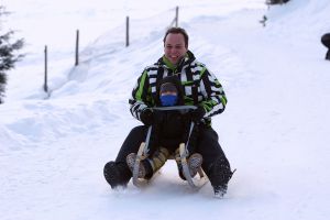 01-01-2009 SHOWBIZZ; WINTERSPORT VAKANTIE VOOR DE VIJF BAUERS IN OOSTENRIJK. De laatste vakantie voor de BAUERS met ze vijven op wintersport in Oostenrijk. Genieten van het prachtige doch erg koude weer, genieten van het plezier wat hun kinderen beleefden in de metershoge sneeuw  en lekker uitslapen, de ultieme vakantie voor de Bauers. Het was de eerste keer dat ze met de familie richting de sneeuw gingen en absoluut niet de laatste zo vertelde Frans. Hun vakantie werd echter op 29 Dec. afgebroken omdat Frans jr. ziek werd en deskundige medische hulp nodig had, het was voor Frans en Mariska inpakken en naar Nederland terug te rijden. Frans Jr lijdt aan Pseudo Kroup dat is een ontsteking aan de luchtwegen. Eenmaal terug in Nederland werd toch uitbundig de verjaardag van Frans gevierd die 30 dec jarig was. De foto serie van de Bauers weerspiegelen het plezier wat ze beleefden in de prachtige bergen van Oostenrijk.
Exclusieve foto-s : Albert den Iseger fototeam.