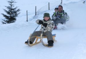 01-01-2009 SHOWBIZZ; WINTERSPORT VAKANTIE VOOR DE VIJF BAUERS IN OOSTENRIJK. De laatste vakantie voor de BAUERS met ze vijven op wintersport in Oostenrijk. Genieten van het prachtige doch erg koude weer, genieten van het plezier wat hun kinderen beleefden in de metershoge sneeuw  en lekker uitslapen, de ultieme vakantie voor de Bauers. Het was de eerste keer dat ze met de familie richting de sneeuw gingen en absoluut niet de laatste zo vertelde Frans. Hun vakantie werd echter op 29 Dec. afgebroken omdat Frans jr. ziek werd en deskundige medische hulp nodig had, het was voor Frans en Mariska inpakken en naar Nederland terug te rijden. Frans Jr lijdt aan Pseudo Kroup dat is een ontsteking aan de luchtwegen. Eenmaal terug in Nederland werd toch uitbundig de verjaardag van Frans gevierd die 30 dec jarig was. De foto serie van de Bauers weerspiegelen het plezier wat ze beleefden in de prachtige bergen van Oostenrijk.
Exclusieve foto-s : Albert den Iseger fototeam.