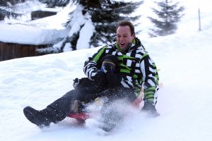 01-01-2009 SHOWBIZZ; WINTERSPORT VAKANTIE VOOR DE VIJF BAUERS IN OOSTENRIJK. De laatste vakantie voor de BAUERS met ze vijven op wintersport in Oostenrijk. Genieten van het prachtige doch erg koude weer, genieten van het plezier wat hun kinderen beleefden in de metershoge sneeuw  en lekker uitslapen, de ultieme vakantie voor de Bauers. Het was de eerste keer dat ze met de familie richting de sneeuw gingen en absoluut niet de laatste zo vertelde Frans. Hun vakantie werd echter op 29 Dec. afgebroken omdat Frans jr. ziek werd en deskundige medische hulp nodig had, het was voor Frans en Mariska inpakken en naar Nederland terug te rijden. Frans Jr lijdt aan Pseudo Kroup dat is een ontsteking aan de luchtwegen. Eenmaal terug in Nederland werd toch uitbundig de verjaardag van Frans gevierd die 30 dec jarig was. De foto serie van de Bauers weerspiegelen het plezier wat ze beleefden in de prachtige bergen van Oostenrijk.
Exclusieve foto-s : Albert den Iseger fototeam.