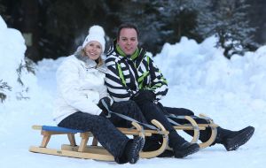01-01-2009 SHOWBIZZ; WINTERSPORT VAKANTIE VOOR DE VIJF BAUERS IN OOSTENRIJK. De laatste vakantie voor de BAUERS met ze vijven op wintersport in Oostenrijk. Genieten van het prachtige doch erg koude weer, genieten van het plezier wat hun kinderen beleefden in de metershoge sneeuw  en lekker uitslapen, de ultieme vakantie voor de Bauers. Het was de eerste keer dat ze met de familie richting de sneeuw gingen en absoluut niet de laatste zo vertelde Frans. Hun vakantie werd echter op 29 Dec. afgebroken omdat Frans jr. ziek werd en deskundige medische hulp nodig had, het was voor Frans en Mariska inpakken en naar Nederland terug te rijden. Frans Jr lijdt aan Pseudo Kroup dat is een ontsteking aan de luchtwegen. Eenmaal terug in Nederland werd toch uitbundig de verjaardag van Frans gevierd die 30 dec jarig was. De foto serie van de Bauers weerspiegelen het plezier wat ze beleefden in de prachtige bergen van Oostenrijk.
Exclusieve foto-s : Albert den Iseger fototeam.