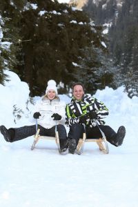 01-01-2009 SHOWBIZZ; WINTERSPORT VAKANTIE VOOR DE VIJF BAUERS IN OOSTENRIJK. De laatste vakantie voor de BAUERS met ze vijven op wintersport in Oostenrijk. Genieten van het prachtige doch erg koude weer, genieten van het plezier wat hun kinderen beleefden in de metershoge sneeuw  en lekker uitslapen, de ultieme vakantie voor de Bauers. Het was de eerste keer dat ze met de familie richting de sneeuw gingen en absoluut niet de laatste zo vertelde Frans. Hun vakantie werd echter op 29 Dec. afgebroken omdat Frans jr. ziek werd en deskundige medische hulp nodig had, het was voor Frans en Mariska inpakken en naar Nederland terug te rijden. Frans Jr lijdt aan Pseudo Kroup dat is een ontsteking aan de luchtwegen. Eenmaal terug in Nederland werd toch uitbundig de verjaardag van Frans gevierd die 30 dec jarig was. De foto serie van de Bauers weerspiegelen het plezier wat ze beleefden in de prachtige bergen van Oostenrijk.
Exclusieve foto-s : Albert den Iseger fototeam.