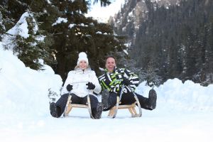 01-01-2009 SHOWBIZZ; WINTERSPORT VAKANTIE VOOR DE VIJF BAUERS IN OOSTENRIJK. De laatste vakantie voor de BAUERS met ze vijven op wintersport in Oostenrijk. Genieten van het prachtige doch erg koude weer, genieten van het plezier wat hun kinderen beleefden in de metershoge sneeuw  en lekker uitslapen, de ultieme vakantie voor de Bauers. Het was de eerste keer dat ze met de familie richting de sneeuw gingen en absoluut niet de laatste zo vertelde Frans. Hun vakantie werd echter op 29 Dec. afgebroken omdat Frans jr. ziek werd en deskundige medische hulp nodig had, het was voor Frans en Mariska inpakken en naar Nederland terug te rijden. Frans Jr lijdt aan Pseudo Kroup dat is een ontsteking aan de luchtwegen. Eenmaal terug in Nederland werd toch uitbundig de verjaardag van Frans gevierd die 30 dec jarig was. De foto serie van de Bauers weerspiegelen het plezier wat ze beleefden in de prachtige bergen van Oostenrijk.
Exclusieve foto-s : Albert den Iseger fototeam.