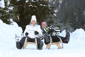 01-01-2009 SHOWBIZZ; WINTERSPORT VAKANTIE VOOR DE VIJF BAUERS IN OOSTENRIJK. De laatste vakantie voor de BAUERS met ze vijven op wintersport in Oostenrijk. Genieten van het prachtige doch erg koude weer, genieten van het plezier wat hun kinderen beleefden in de metershoge sneeuw  en lekker uitslapen, de ultieme vakantie voor de Bauers. Het was de eerste keer dat ze met de familie richting de sneeuw gingen en absoluut niet de laatste zo vertelde Frans. Hun vakantie werd echter op 29 Dec. afgebroken omdat Frans jr. ziek werd en deskundige medische hulp nodig had, het was voor Frans en Mariska inpakken en naar Nederland terug te rijden. Frans Jr lijdt aan Pseudo Kroup dat is een ontsteking aan de luchtwegen. Eenmaal terug in Nederland werd toch uitbundig de verjaardag van Frans gevierd die 30 dec jarig was. De foto serie van de Bauers weerspiegelen het plezier wat ze beleefden in de prachtige bergen van Oostenrijk.
Exclusieve foto-s : Albert den Iseger fototeam.