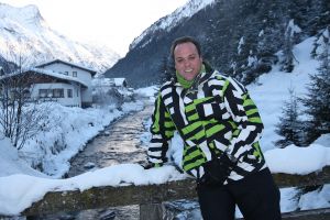 01-01-2009 SHOWBIZZ; WINTERSPORT VAKANTIE VOOR DE VIJF BAUERS IN OOSTENRIJK. De laatste vakantie voor de BAUERS met ze vijven op wintersport in Oostenrijk. Genieten van het prachtige doch erg koude weer, genieten van het plezier wat hun kinderen beleefden in de metershoge sneeuw  en lekker uitslapen, de ultieme vakantie voor de Bauers. Het was de eerste keer dat ze met de familie richting de sneeuw gingen en absoluut niet de laatste zo vertelde Frans. Hun vakantie werd echter op 29 Dec. afgebroken omdat Frans jr. ziek werd en deskundige medische hulp nodig had, het was voor Frans en Mariska inpakken en naar Nederland terug te rijden. Frans Jr lijdt aan Pseudo Kroup dat is een ontsteking aan de luchtwegen. Eenmaal terug in Nederland werd toch uitbundig de verjaardag van Frans gevierd die 30 dec jarig was. De foto serie van de Bauers weerspiegelen het plezier wat ze beleefden in de prachtige bergen van Oostenrijk.
Exclusieve foto-s : Albert den Iseger fototeam.