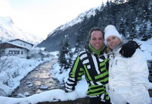 01-01-2009 SHOWBIZZ; WINTERSPORT VAKANTIE VOOR DE VIJF BAUERS IN OOSTENRIJK. De laatste vakantie voor de BAUERS met ze vijven op wintersport in Oostenrijk. Genieten van het prachtige doch erg koude weer, genieten van het plezier wat hun kinderen beleefden in de metershoge sneeuw  en lekker uitslapen, de ultieme vakantie voor de Bauers. Het was de eerste keer dat ze met de familie richting de sneeuw gingen en absoluut niet de laatste zo vertelde Frans. Hun vakantie werd echter op 29 Dec. afgebroken omdat Frans jr. ziek werd en deskundige medische hulp nodig had, het was voor Frans en Mariska inpakken en naar Nederland terug te rijden. Frans Jr lijdt aan Pseudo Kroup dat is een ontsteking aan de luchtwegen. Eenmaal terug in Nederland werd toch uitbundig de verjaardag van Frans gevierd die 30 dec jarig was. De foto serie van de Bauers weerspiegelen het plezier wat ze beleefden in de prachtige bergen van Oostenrijk.
Exclusieve foto-s : Albert den Iseger fototeam.