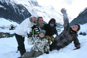 01-01-2009 SHOWBIZZ; WINTERSPORT VAKANTIE VOOR DE VIJF BAUERS IN OOSTENRIJK. De laatste vakantie voor de BAUERS met ze vijven op wintersport in Oostenrijk. Genieten van het prachtige doch erg koude weer, genieten van het plezier wat hun kinderen beleefden in de metershoge sneeuw  en lekker uitslapen, de ultieme vakantie voor de Bauers. Het was de eerste keer dat ze met de familie richting de sneeuw gingen en absoluut niet de laatste zo vertelde Frans. Hun vakantie werd echter op 29 Dec. afgebroken omdat Frans jr. ziek werd en deskundige medische hulp nodig had, het was voor Frans en Mariska inpakken en naar Nederland terug te rijden. Frans Jr lijdt aan Pseudo Kroup dat is een ontsteking aan de luchtwegen. Eenmaal terug in Nederland werd toch uitbundig de verjaardag van Frans gevierd die 30 dec jarig was. De foto serie van de Bauers weerspiegelen het plezier wat ze beleefden in de prachtige bergen van Oostenrijk.
Exclusieve foto-s : Albert den Iseger fototeam.