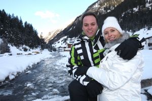 01-01-2009 SHOWBIZZ; WINTERSPORT VAKANTIE VOOR DE VIJF BAUERS IN OOSTENRIJK. De laatste vakantie voor de BAUERS met ze vijven op wintersport in Oostenrijk. Genieten van het prachtige doch erg koude weer, genieten van het plezier wat hun kinderen beleefden in de metershoge sneeuw  en lekker uitslapen, de ultieme vakantie voor de Bauers. Het was de eerste keer dat ze met de familie richting de sneeuw gingen en absoluut niet de laatste zo vertelde Frans. Hun vakantie werd echter op 29 Dec. afgebroken omdat Frans jr. ziek werd en deskundige medische hulp nodig had, het was voor Frans en Mariska inpakken en naar Nederland terug te rijden. Frans Jr lijdt aan Pseudo Kroup dat is een ontsteking aan de luchtwegen. Eenmaal terug in Nederland werd toch uitbundig de verjaardag van Frans gevierd die 30 dec jarig was. De foto serie van de Bauers weerspiegelen het plezier wat ze beleefden in de prachtige bergen van Oostenrijk.
Exclusieve foto-s : Albert den Iseger fototeam.