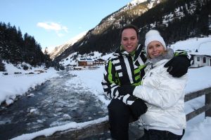 01-01-2009 SHOWBIZZ; WINTERSPORT VAKANTIE VOOR DE VIJF BAUERS IN OOSTENRIJK. De laatste vakantie voor de BAUERS met ze vijven op wintersport in Oostenrijk. Genieten van het prachtige doch erg koude weer, genieten van het plezier wat hun kinderen beleefden in de metershoge sneeuw  en lekker uitslapen, de ultieme vakantie voor de Bauers. Het was de eerste keer dat ze met de familie richting de sneeuw gingen en absoluut niet de laatste zo vertelde Frans. Hun vakantie werd echter op 29 Dec. afgebroken omdat Frans jr. ziek werd en deskundige medische hulp nodig had, het was voor Frans en Mariska inpakken en naar Nederland terug te rijden. Frans Jr lijdt aan Pseudo Kroup dat is een ontsteking aan de luchtwegen. Eenmaal terug in Nederland werd toch uitbundig de verjaardag van Frans gevierd die 30 dec jarig was. De foto serie van de Bauers weerspiegelen het plezier wat ze beleefden in de prachtige bergen van Oostenrijk.
Exclusieve foto-s : Albert den Iseger fototeam.