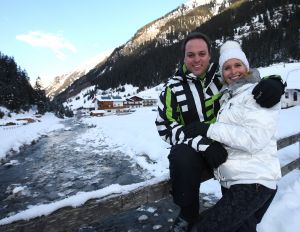 01-01-2009 SHOWBIZZ; WINTERSPORT VAKANTIE VOOR DE VIJF BAUERS IN OOSTENRIJK. De laatste vakantie voor de BAUERS met ze vijven op wintersport in Oostenrijk. Genieten van het prachtige doch erg koude weer, genieten van het plezier wat hun kinderen beleefden in de metershoge sneeuw  en lekker uitslapen, de ultieme vakantie voor de Bauers. Het was de eerste keer dat ze met de familie richting de sneeuw gingen en absoluut niet de laatste zo vertelde Frans. Hun vakantie werd echter op 29 Dec. afgebroken omdat Frans jr. ziek werd en deskundige medische hulp nodig had, het was voor Frans en Mariska inpakken en naar Nederland terug te rijden. Frans Jr lijdt aan Pseudo Kroup dat is een ontsteking aan de luchtwegen. Eenmaal terug in Nederland werd toch uitbundig de verjaardag van Frans gevierd die 30 dec jarig was. De foto serie van de Bauers weerspiegelen het plezier wat ze beleefden in de prachtige bergen van Oostenrijk.
Exclusieve foto-s : Albert den Iseger fototeam.