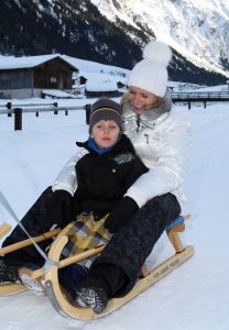 01-01-2009 SHOWBIZZ; WINTERSPORT VAKANTIE VOOR DE VIJF BAUERS IN OOSTENRIJK. De laatste vakantie voor de BAUERS met ze vijven op wintersport in Oostenrijk. Genieten van het prachtige doch erg koude weer, genieten van het plezier wat hun kinderen beleefden in de metershoge sneeuw  en lekker uitslapen, de ultieme vakantie voor de Bauers. Het was de eerste keer dat ze met de familie richting de sneeuw gingen en absoluut niet de laatste zo vertelde Frans. Hun vakantie werd echter op 29 Dec. afgebroken omdat Frans jr. ziek werd en deskundige medische hulp nodig had, het was voor Frans en Mariska inpakken en naar Nederland terug te rijden. Frans Jr lijdt aan Pseudo Kroup dat is een ontsteking aan de luchtwegen. Eenmaal terug in Nederland werd toch uitbundig de verjaardag van Frans gevierd die 30 dec jarig was. De foto serie van de Bauers weerspiegelen het plezier wat ze beleefden in de prachtige bergen van Oostenrijk.
Exclusieve foto-s : Albert den Iseger fototeam.