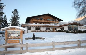 01-01-2010 SHOWBIZZ; HANS EN SOFIE KRAAY HEBBEN IETS TE VIEREN IN SEEFELD OOSTENRIJK. Hans Kraay werd 50 jaar en dat moest gevierd worden in Seefeld en wel in hotel Lamm. Veel sneeuw, cadeaus en een prachtig hotel. Weekblad Prive maakte weer een mooie reportage en Edwin Bredius van Prive vierde samen met het Hans en Sofie Kraay  Hans zijn 50ste verjaardag.
foto: Albert den Iseger.