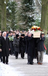 18-01-2010 SHOWBIZZ; SANDER SIMONS REGISSEERDE EIGEN BEGRAFENIS OP ZORGVLIET TE AMSTERDAM. Rode wijn en heerlijke broodjes stonden klaar voor zijn gasten die afscheid kwamen nemen op het besneeuwde Zorgvliet aan de Amstel. Sander had aan alles gedacht, zijn laatste rustplaats,de laatste muziek, het afscheid en zelfs de ontvangst van de aanwezige pers die werden verwend met de lekkerste broodjes en heerlijke koffie of thee. Sander had tot het laatste moment de regie strak in handen. Vele bekenden waren dan ook aanwezig oa. Rick Nieman,Loretta Schrijver.Nelly Frijda,John Bernard,Margreet Spijker,Jur Raatjes,Ruud Hendriks,Helga de Leur en Roland Koopman.
foto: Albert den Iseger.