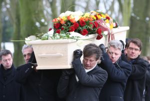 18-01-2010 SHOWBIZZ; SANDER SIMONS REGISSEERDE EIGEN BEGRAFENIS OP ZORGVLIET TE AMSTERDAM. Rode wijn en heerlijke broodjes stonden klaar voor zijn gasten die afscheid kwamen nemen op het besneeuwde Zorgvliet aan de Amstel. Sander had aan alles gedacht, zijn laatste rustplaats,de laatste muziek, het afscheid en zelfs de ontvangst van de aanwezige pers die werden verwend met de lekkerste broodjes en heerlijke koffie of thee. Sander had tot het laatste moment de regie strak in handen. Vele bekenden waren dan ook aanwezig oa. Rick Nieman,Loretta Schrijver.Nelly Frijda,John Bernard,Margreet Spijker,Jur Raatjes,Ruud Hendriks,Helga de Leur en Roland Koopman.
foto: Albert den Iseger.
