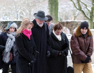 BEGRAFENIS SANDER SIMONS MET HELGA DE LEUR EN MARGREET SPIJKER IN DE STOET
18-01-2010 SHOWBIZZ; SANDER SIMONS REGISSEERDE EIGEN BEGRAFENIS OP ZORGVLIET TE AMSTERDAM. Rode wijn en heerlijke broodjes stonden klaar voor zijn gasten die afscheid kwamen nemen op het besneeuwde Zorgvliet aan de Amstel. Sander had aan alles gedacht, zijn laatste rustplaats,de laatste muziek, het afscheid en zelfs de ontvangst van de aanwezige pers die werden verwend met de lekkerste broodjes en heerlijke koffie of thee. Sander had tot het laatste moment de regie strak in handen. Vele bekenden waren dan ook aanwezig oa. Rick Nieman,Loretta Schrijver.Nelly Frijda,John Bernard,Margreet Spijker,Jur Raatjes,Ruud Hendriks,Helga de Leur en Roland Koopman.
foto: Albert den Iseger.
MARGREET SPIJKER MET HELGA DE LEUR IN BEGRAFENISSTOET