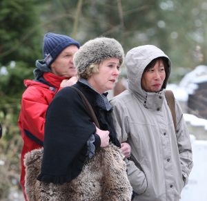 18-01-2010 SHOWBIZZ; SANDER SIMONS REGISSEERDE EIGEN BEGRAFENIS OP ZORGVLIET TE AMSTERDAM. Rode wijn en heerlijke broodjes stonden klaar voor zijn gasten die afscheid kwamen nemen op het besneeuwde Zorgvliet aan de Amstel. Sander had aan alles gedacht, zijn laatste rustplaats,de laatste muziek, het afscheid en zelfs de ontvangst van de aanwezige pers die werden verwend met de lekkerste broodjes en heerlijke koffie of thee. Sander had tot het laatste moment de regie strak in handen. Vele bekenden waren dan ook aanwezig oa. Rick Nieman,Loretta Schrijver.Nelly Frijda,John Bernard,Margreet Spijker,Jur Raatjes,Ruud Hendriks,Helga de Leur en Roland Koopman.
foto: Albert den Iseger.