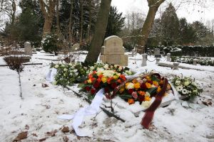 GRAF VAN 18-01-2010 SHOWBIZZ; SANDER SIMONS REGISSEERDE EIGEN BEGRAFENIS OP ZORGVLIET TE AMSTERDAM. Rode wijn en heerlijke broodjes stonden klaar voor zijn gasten die afscheid kwamen nemen op het besneeuwde Zorgvliet aan de Amstel. Sander had aan alles gedacht, zijn laatste rustplaats,de laatste muziek, het afscheid en zelfs de ontvangst van de aanwezige pers die werden verwend met de lekkerste broodjes en heerlijke koffie of thee. Sander had tot het laatste moment de regie strak in handen. Vele bekenden waren dan ook aanwezig oa. Rick Nieman,Loretta Schrijver.Nelly Frijda,John Bernard,Margreet Spijker,Jur Raatjes,Ruud Hendriks,Helga de Leur en Roland Koopman.
foto: Albert den Iseger.SANDER SIMONS OP ZORGVLIET AMSTERDAM 

BEGRAFENIS VAN SANDER SIMONS OP ZORGVLIET IN AMSTERDAM