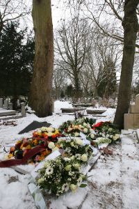 18-01-2010 SHOWBIZZ; SANDER SIMONS REGISSEERDE EIGEN BEGRAFENIS OP ZORGVLIET TE AMSTERDAM. Rode wijn en heerlijke broodjes stonden klaar voor zijn gasten die afscheid kwamen nemen op het besneeuwde Zorgvliet aan de Amstel. Sander had aan alles gedacht, zijn laatste rustplaats,de laatste muziek, het afscheid en zelfs de ontvangst van de aanwezige pers die werden verwend met de lekkerste broodjes en heerlijke koffie of thee. Sander had tot het laatste moment de regie strak in handen. Vele bekenden waren dan ook aanwezig oa. Rick Nieman,Loretta Schrijver.Nelly Frijda,John Bernard,Margreet Spijker,Jur Raatjes,Ruud Hendriks,Helga de Leur en Roland Koopman.
foto: Albert den Iseger.
