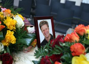 18-01-2010 SHOWBIZZ; SANDER SIMONS REGISSEERDE EIGEN BEGRAFENIS OP ZORGVLIET TE AMSTERDAM. Rode wijn en heerlijke broodjes stonden klaar voor zijn gasten die afscheid kwamen nemen op het besneeuwde Zorgvliet aan de Amstel. Sander had aan alles gedacht, zijn laatste rustplaats,de laatste muziek, het afscheid en zelfs de ontvangst van de aanwezige pers die werden verwend met de lekkerste broodjes en heerlijke koffie of thee. Sander had tot het laatste moment de regie strak in handen. Vele bekenden waren dan ook aanwezig oa. Rick Nieman,Loretta Schrijver.Nelly Frijda,John Bernard,Margreet Spijker,Jur Raatjes,Ruud Hendriks,Helga de Leur en Roland Koopman.
foto: Albert den Iseger.