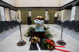 AULA VAN ZORGVLIET ET AMSTERDAM 

AULA VA18-01-2010 SHOWBIZZ; SANDER SIMONS REGISSEERDE EIGEN BEGRAFENIS OP ZORGVLIET TE AMSTERDAM. Rode wijn en heerlijke broodjes stonden klaar voor zijn gasten die afscheid kwamen nemen op het besneeuwde Zorgvliet aan de Amstel. Sander had aan alles gedacht, zijn laatste rustplaats,de laatste muziek, het afscheid en zelfs de ontvangst van de aanwezige pers die werden verwend met de lekkerste broodjes en heerlijke koffie of thee. Sander had tot het laatste moment de regie strak in handen. Vele bekenden waren dan ook aanwezig oa. Rick Nieman,Loretta Schrijver.Nelly Frijda,John Bernard,Margreet Spijker,Jur Raatjes,Ruud Hendriks,Helga de Leur en Roland Koopman.
foto: Albert den Iseger.N ZORGVLIET TE AMSTERDAM