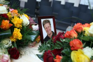 18-01-2010 SHOWBIZZ; SANDER SIMONS REGISSEERDE EIGEN BEGRAFENIS OP ZORGVLIET TE AMSTERDAM. Rode wijn en heerlijke broodjes stonden klaar voor zijn gasten die afscheid kwamen nemen op het besneeuwde Zorgvliet aan de Amstel. Sander had aan alles gedacht, zijn laatste rustplaats,de laatste muziek, het afscheid en zelfs de ontvangst van de aanwezige pers die werden verwend met de lekkerste broodjes en heerlijke koffie of thee. Sander had tot het laatste moment de regie strak in handen. Vele bekenden waren dan ook aanwezig oa. Rick Nieman,Loretta Schrijver.Nelly Frijda,John Bernard,Margreet Spijker,Jur Raatjes,Ruud Hendriks,Helga de Leur en Roland Koopman.
foto: Albert den Iseger.