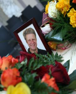 18-01-2010 SHOWBIZZ; SANDER SIMONS REGISSEERDE EIGEN BEGRAFENIS OP ZORGVLIET TE AMSTERDAM. Rode wijn en heerlijke broodjes stonden klaar voor zijn gasten die afscheid kwamen nemen op het besneeuwde Zorgvliet aan de Amstel. Sander had aan alles gedacht, zijn laatste rustplaats,de laatste muziek, het afscheid en zelfs de ontvangst van de aanwezige pers die werden verwend met de lekkerste broodjes en heerlijke koffie of thee. Sander had tot het laatste moment de regie strak in handen. Vele bekenden waren dan ook aanwezig oa. Rick Nieman,Loretta Schrijver.Nelly Frijda,John Bernard,Margreet Spijker,Jur Raatjes,Ruud Hendriks,Helga de Leur en Roland Koopman.
foto: Albert den Iseger.