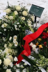 GRAF 18-01-2010 SHOWBIZZ; SANDER SIMONS REGISSEERDE EIGEN BEGRAFENIS OP ZORGVLIET TE AMSTERDAM. Rode wijn en heerlijke broodjes stonden klaar voor zijn gasten die afscheid kwamen nemen op het besneeuwde Zorgvliet aan de Amstel. Sander had aan alles gedacht, zijn laatste rustplaats,de laatste muziek, het afscheid en zelfs de ontvangst van de aanwezige pers die werden verwend met de lekkerste broodjes en heerlijke koffie of thee. Sander had tot het laatste moment de regie strak in handen. Vele bekenden waren dan ook aanwezig oa. Rick Nieman,Loretta Schrijver.Nelly Frijda,John Bernard,Margreet Spijker,Jur Raatjes,Ruud Hendriks,Helga de Leur en Roland Koopman.
foto: Albert den Iseger.VAN SANDER SIMONS OP ZORGVLIET AMSTERDAM

GRAF OP ZORGVLIET AMSTERDAM VAN SANDER SIMONS