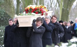 18-01-2010 SHOWBIZZ; SANDER SIMONS REGISSEERDE EIGEN BEGRAFENIS OP ZORGVLIET TE AMSTERDAM. Rode wijn en heerlijke broodjes stonden klaar voor zijn gasten die afscheid kwamen nemen op het besneeuwde Zorgvliet aan de Amstel. Sander had aan alles gedacht, zijn laatste rustplaats,de laatste muziek, het afscheid en zelfs de ontvangst van de aanwezige pers die werden verwend met de lekkerste broodjes en heerlijke koffie of thee. Sander had tot het laatste moment de regie strak in handen. Vele bekenden waren dan ook aanwezig oa. Rick Nieman,Loretta Schrijver.Nelly Frijda,John Bernard,Margreet Spijker,Jur Raatjes,Ruud Hendriks,Helga de Leur en Roland Koopman.
foto: Albert den Iseger.