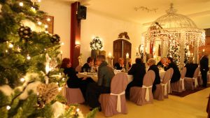 30-12-2009 SHOWBIZZ; PRIVE KERSTDINER BIJ IMCA MARINA THUIS MET VELE BN ers. Gerard Joling kwam in stijl, per helicopter. Gastvrouw Imca Marina was samen met Saskia en Serge_Gerard Joling_Thomas Berge_Jacques de Ancona en partner Hans_Dennie Christiaan_Marja en Liny en Edgar Vos.
foto: Albert den Iseger.