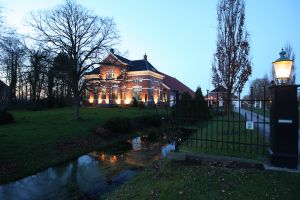 30-12-2009 SHOWBIZZ; PRIVE KERSTDINER BIJ IMCA MARINA THUIS MET VELE BN ers. Gerard Joling kwam in stijl, per helicopter. Gastvrouw Imca Marina was samen met Saskia en Serge_Gerard Joling_Thomas Berge_Jacques de Ancona en partner Hans_Dennie Christiaan_Marja en Liny en Edgar Vos.
foto: Albert den Iseger.