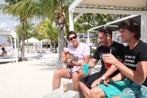 07-01-2010 SHOWBIZZ; JAN SMIT EN LIZA WEER PRACHTIG IN BEELD OP TROPISCHE CURACAO. Weekblad Prive brengt een EXCLUSIEVE FOTOREPORTAGE van het gelukkige paar op vakantie op het tropische Curacao. De laatste nieuwtjes vertelden zij aan verslaggever Edwin Bredius en die tekende een mooi verhaal op deze week in de nieuwe Prive nummer 1 van 2010. 
exclusieve foto: Albert den Iseger team.