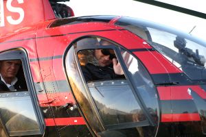 30-12-2009 SHOWBIZZ; PRIVE KERSTDINER BIJ IMCA MARINA THUIS MET VELE BN ers. Gerard Joling kwam in stijl, per helicopter. Gastvrouw Imca Marina was samen met Saskia en Serge_Gerard Joling_Thomas Berge_Jacques de Ancona en partner Hans_Dennie Christiaan_Marja en Liny en Edgar Vos.
foto: Albert den Iseger.