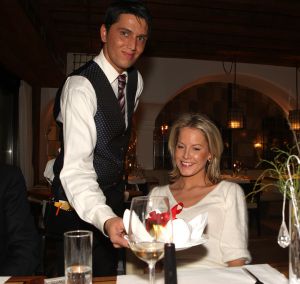 01-01-2010 SHOWBIZZ; HANS EN SOFIE KRAAY HEBBEN IETS TE VIEREN IN SEEFELD OOSTENRIJK. Hans Kraay werd 50 jaar en dat moest gevierd worden in Seefeld en wel in hotel Lamm. Veel sneeuw, cadeaus en een prachtig hotel. Weekblad Prive maakte weer een mooie reportage en Edwin Bredius van Prive vierde samen met het Hans en Sofie Kraay  Hans zijn 50ste verjaardag.
foto: Albert den Iseger.
