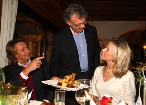 01-01-2010 SHOWBIZZ; HANS EN SOFIE KRAAY HEBBEN IETS TE VIEREN IN SEEFELD OOSTENRIJK. Hans Kraay werd 50 jaar en dat moest gevierd worden in Seefeld en wel in hotel Lamm. Veel sneeuw, cadeaus en een prachtig hotel. Weekblad Prive maakte weer een mooie reportage en Edwin Bredius van Prive vierde samen met het Hans en Sofie Kraay  Hans zijn 50ste verjaardag.
foto: Albert den Iseger.