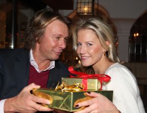 01-01-2010 SHOWBIZZ; HANS EN SOFIE KRAAY HEBBEN IETS TE VIEREN IN SEEFELD OOSTENRIJK. Hans Kraay werd 50 jaar en dat moest gevierd worden in Seefeld en wel in hotel Lamm. Veel sneeuw, cadeaus en een prachtig hotel. Weekblad Prive maakte weer een mooie reportage en Edwin Bredius van Prive vierde samen met het Hans en Sofie Kraay  Hans zijn 50ste verjaardag.
foto: Albert den Iseger.