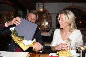 01-01-2010 SHOWBIZZ; HANS EN SOFIE KRAAY HEBBEN IETS TE VIEREN IN SEEFELD OOSTENRIJK. Hans Kraay werd 50 jaar en dat moest gevierd worden in Seefeld en wel in hotel Lamm. Veel sneeuw, cadeaus en een prachtig hotel. Weekblad Prive maakte weer een mooie reportage en Edwin Bredius van Prive vierde samen met het Hans en Sofie Kraay  Hans zijn 50ste verjaardag.
foto: Albert den Iseger.