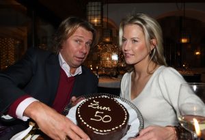 01-01-2010 SHOWBIZZ; HANS EN SOFIE KRAAY HEBBEN IETS TE VIEREN IN SEEFELD OOSTENRIJK. Hans Kraay werd 50 jaar en dat moest gevierd worden in Seefeld en wel in hotel Lamm. Veel sneeuw, cadeaus en een prachtig hotel. Weekblad Prive maakte weer een mooie reportage en Edwin Bredius van Prive vierde samen met het Hans en Sofie Kraay  Hans zijn 50ste verjaardag.
foto: Albert den Iseger.