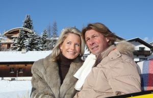 01-01-2010 SHOWBIZZ; HANS EN SOFIE KRAAY HEBBEN IETS TE VIEREN IN SEEFELD OOSTENRIJK. Hans Kraay werd 50 jaar en dat moest gevierd worden in Seefeld en wel in hotel Lamm. Veel sneeuw, cadeaus en een prachtig hotel. Weekblad Prive maakte weer een mooie reportage en Edwin Bredius van Prive vierde samen met het Hans en Sofie Kraay  Hans zijn 50ste verjaardag.
foto: Albert den Iseger.