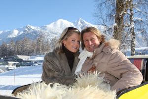01-01-2010 SHOWBIZZ; HANS EN SOFIE KRAAY HEBBEN IETS TE VIEREN IN SEEFELD OOSTENRIJK. Hans Kraay werd 50 jaar en dat moest gevierd worden in Seefeld en wel in hotel Lamm. Veel sneeuw, cadeaus en een prachtig hotel. Weekblad Prive maakte weer een mooie reportage en Edwin Bredius van Prive vierde samen met het Hans en Sofie Kraay  Hans zijn 50ste verjaardag.
foto: Albert den Iseger.01-01-2010 SHOWBIZZ; HANS EN SOFIE KRAAY HEBBEN IETS TE VIEREN IN SEEFELD OOSTENRIJK. Hans Kraay werd 50 jaar en dat moest gevierd worden in Seefeld en wel in hotel Lamm. Veel sneeuw, cadeaus en een prachtig hotel. Weekblad Prive maakte weer een mooie reportage en Edwin Bredius van Prive vierde samen met het Hans en Sofie Kraay  Hans zijn 50ste verjaardag.
foto: Albert den Iseger.
