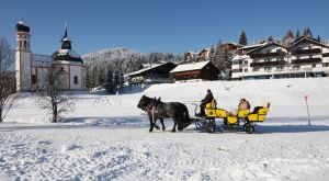 01-01-2010 SHOWBIZZ; HANS EN SOFIE KRAAY HEBBEN IETS TE VIEREN IN SEEFELD OOSTENRIJK. Hans Kraay werd 50 jaar en dat moest gevierd worden in Seefeld en wel in hotel Lamm. Veel sneeuw, cadeaus en een prachtig hotel. Weekblad Prive maakte weer een mooie reportage en Edwin Bredius van Prive vierde samen met het Hans en Sofie Kraay  Hans zijn 50ste verjaardag.
foto: Albert den Iseger.