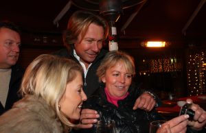 01-01-2010 SHOWBIZZ; HANS EN SOFIE KRAAY HEBBEN IETS TE VIEREN IN SEEFELD OOSTENRIJK. Hans Kraay werd 50 jaar en dat moest gevierd worden in Seefeld en wel in hotel Lamm. Veel sneeuw, cadeaus en een prachtig hotel. Weekblad Prive maakte weer een mooie reportage en Edwin Bredius van Prive vierde samen met het Hans en Sofie Kraay  Hans zijn 50ste verjaardag.
foto: Albert den Iseger.