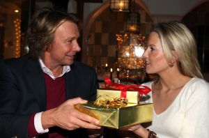 01-01-2010 SHOWBIZZ; HANS EN SOFIE KRAAY HEBBEN IETS TE VIEREN IN SEEFELD OOSTENRIJK. Hans Kraay werd 50 jaar en dat moest gevierd worden in Seefeld en wel in hotel Lamm. Veel sneeuw, cadeaus en een prachtig hotel. Weekblad Prive maakte weer een mooie reportage en Edwin Bredius van Prive vierde samen met het Hans en Sofie Kraay  Hans zijn 50ste verjaardag.
foto: Albert den Iseger.