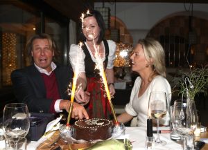 01-01-2010 SHOWBIZZ; HANS EN SOFIE KRAAY HEBBEN IETS TE VIEREN IN SEEFELD OOSTENRIJK. Hans Kraay werd 50 jaar en dat moest gevierd worden in Seefeld en wel in hotel Lamm. Veel sneeuw, cadeaus en een prachtig hotel. Weekblad Prive maakte weer een mooie reportage en Edwin Bredius van Prive vierde samen met het Hans en Sofie Kraay  Hans zijn 50ste verjaardag.
foto: Albert den Iseger.
