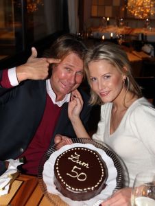 01-01-2010 SHOWBIZZ; HANS EN SOFIE KRAAY HEBBEN IETS TE VIEREN IN SEEFELD OOSTENRIJK. Hans Kraay werd 50 jaar en dat moest gevierd worden in Seefeld en wel in hotel Lamm. Veel sneeuw, cadeaus en een prachtig hotel. Weekblad Prive maakte weer een mooie reportage en Edwin Bredius van Prive vierde samen met het Hans en Sofie Kraay  Hans zijn 50ste verjaardag.
foto: Albert den Iseger.