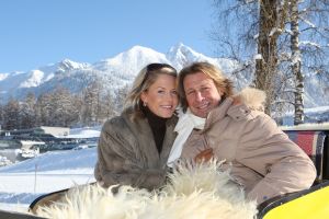 01-01-2010 SHOWBIZZ; HANS EN SOFIE KRAAY HEBBEN IETS TE VIEREN IN SEEFELD OOSTENRIJK. Hans Kraay werd 50 jaar en dat moest gevierd worden in Seefeld en wel in hotel Lamm. Veel sneeuw, cadeaus en een prachtig hotel. Weekblad Prive maakte weer een mooie reportage en Edwin Bredius van Prive vierde samen met het Hans en Sofie Kraay  Hans zijn 50ste verjaardag.
foto: Albert den Iseger.
