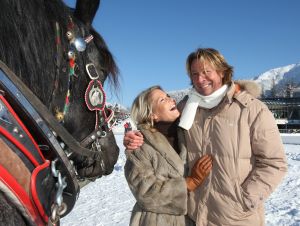 01-01-2010 SHOWBIZZ; HANS EN SOFIE KRAAY HEBBEN IETS TE VIEREN IN SEEFELD OOSTENRIJK. Hans Kraay werd 50 jaar en dat moest gevierd worden in Seefeld en wel in hotel Lamm. Veel sneeuw, cadeaus en een prachtig hotel. Weekblad Prive maakte weer een mooie reportage en Edwin Bredius van Prive vierde samen met het Hans en Sofie Kraay  Hans zijn 50ste verjaardag.
foto: Albert den Iseger.
