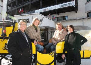 01-01-2010 SHOWBIZZ; HANS EN SOFIE KRAAY HEBBEN IETS TE VIEREN IN SEEFELD OOSTENRIJK. Hans Kraay werd 50 jaar en dat moest gevierd worden in Seefeld en wel in hotel Lamm. Veel sneeuw, cadeaus en een prachtig hotel. Weekblad Prive maakte weer een mooie reportage en Edwin Bredius van Prive vierde samen met het Hans en Sofie Kraay  Hans zijn 50ste verjaardag.
foto: Albert den Iseger.