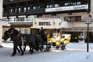 01-01-2010 SHOWBIZZ; HANS EN SOFIE KRAAY HEBBEN IETS TE VIEREN IN SEEFELD OOSTENRIJK. Hans Kraay werd 50 jaar en dat moest gevierd worden in Seefeld en wel in hotel Lamm. Veel sneeuw, cadeaus en een prachtig hotel. Weekblad Prive maakte weer een mooie reportage en Edwin Bredius van Prive vierde samen met het Hans en Sofie Kraay  Hans zijn 50ste verjaardag.
foto: Albert den Iseger.