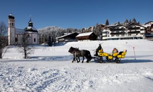 01-01-2010 SHOWBIZZ; HANS EN SOFIE KRAAY HEBBEN IETS TE VIEREN IN SEEFELD OOSTENRIJK. Hans Kraay werd 50 jaar en dat moest gevierd worden in Seefeld en wel in hotel Lamm. Veel sneeuw, cadeaus en een prachtig hotel. Weekblad Prive maakte weer een mooie reportage en Edwin Bredius van Prive vierde samen met het Hans en Sofie Kraay  Hans zijn 50ste verjaardag.
foto: Albert den Iseger.