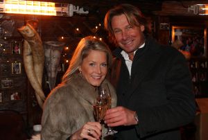 v01-01-2010 SHOWBIZZ; HANS EN SOFIE KRAAY HEBBEN IETS TE VIEREN IN SEEFELD OOSTENRIJK. Hans Kraay werd 50 jaar en dat moest gevierd worden in Seefeld en wel in hotel Lamm. Veel sneeuw, cadeaus en een prachtig hotel. Weekblad Prive maakte weer een mooie reportage en Edwin Bredius van Prive vierde samen met het Hans en Sofie Kraay  Hans zijn 50ste verjaardag.
foto: Albert den Iseger.